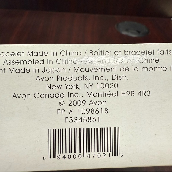 Avon Tis the Season Watch polar bear background.  Red strap.  NIB vintage 2009 - Picture 4 of 6